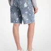Ausgefranste, bespritzte Jeansshorts Ausgefranste, bespritzte Jeansshorts