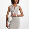 Geripptes Kleid aus Stretch-Viskose mit Kapuze Geripptes Kleid aus Stretch-Viskose mit Kapuze