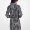 Gestreiftes Hemdkleid aus Georgette mit Gürtel Gestreiftes Hemdkleid aus Georgette mit Gürtel