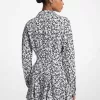 Hemdblusenkleid aus Crêpe mit Blumendruck und Satinrückseite Hemdblusenkleid aus Crêpe mit Blumendruck und Satinrückseite