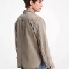 Hemdjacke aus gewaschenem Denim mit abgerundetem Saum Hemdjacke aus gewaschenem Denim mit abgerundetem Saum