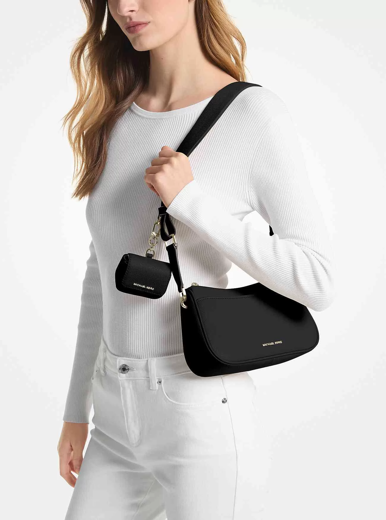 Jet Set mittelgroße Umhängetasche aus genarbtem Leder mit Hülle für Apple AirPods Pro® Jet Set mittelgroße Umhängetasche aus genarbtem Leder mit Hülle für Apple AirPods Pro®