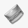 Karminrote mittelgroße Pochette aus genarbtem Metallic-Leder Karminrote mittelgroße Pochette aus genarbtem Metallic-Leder