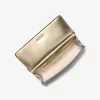 Karminrote mittelgroße Pochette aus genarbtem Metallic-Leder