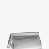 Karminrote mittelgroße Pochette aus genarbtem Metallic-Leder Karminrote mittelgroße Pochette aus genarbtem Metallic-Leder