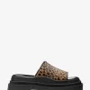 Kendra Plateau-Sandale aus Kalbshaar mit Cheetah-Print Kendra Plateau-Sandale aus Kalbshaar mit Cheetah-Print