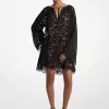 Kleid mit V-Ausschnitt aus schnurgebundener Blumenspitze mit Nieten Kleid mit V-Ausschnitt aus schnurgebundener Blumenspitze mit Nieten