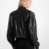 Kurz geschnittene Bomberjacke aus Leder Kurz geschnittene Bomberjacke aus Leder