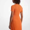 Kurzärmliges Kleid aus geripptem Strick Kurzärmliges Kleid aus geripptem Strick
