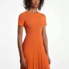 Kurzärmliges Kleid aus geripptem Strick Kurzärmliges Kleid aus geripptem Strick