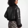 Kurze Jacke aus geknistertem Leder und Shearling Kurze Jacke aus geknistertem Leder und Shearling