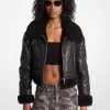 Kurze Jacke aus geknistertem Leder und Shearling Kurze Jacke aus geknistertem Leder und Shearling