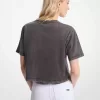 Kurzes T-Shirt aus stückgefärbter Baumwolle mit Nieten Kurzes T-Shirt aus stückgefärbter Baumwolle mit Nieten