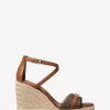 Mandy Signature-Logo und Keilsandalette aus Leder Mandy Signature-Logo und Keilsandalette aus Leder
