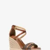 Mandy Signature-Logo und Keilsandalette aus Leder Mandy Signature-Logo und Keilsandalette aus Leder