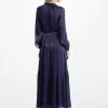 Metallic-Kaftankleid aus geknittertem Georgette mit Gürtel Metallic-Kaftankleid aus geknittertem Georgette mit Gürtel
