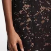 Minikleid aus schnurgebundener Blumenspitze mit Nieten Minikleid aus schnurgebundener Blumenspitze mit Nieten