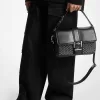 Mittelgroße Umhängetasche „Colby“ aus Leder mit Ösen Mittelgroße Umhängetasche „Colby“ aus Leder mit Ösen