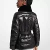 Packbare Pufferjacke aus gestepptem Nylon und Kunstpelzbesatz Packbare Pufferjacke aus gestepptem Nylon und Kunstpelzbesatz