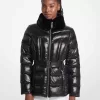Packbare Pufferjacke aus gestepptem Nylon und Kunstpelzbesatz Packbare Pufferjacke aus gestepptem Nylon und Kunstpelzbesatz