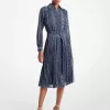 Plissiertes Hemdkleid aus Georgette mit Schlangenmuster Plissiertes Hemdkleid aus Georgette mit Schlangenmuster