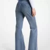 Schlagjeans aus Denim mit Gürtel Schlagjeans aus Denim mit Gürtel